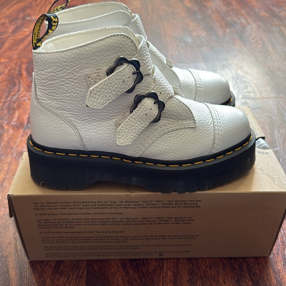 Dr Martens Devon flower white boots size 9 (women’s)